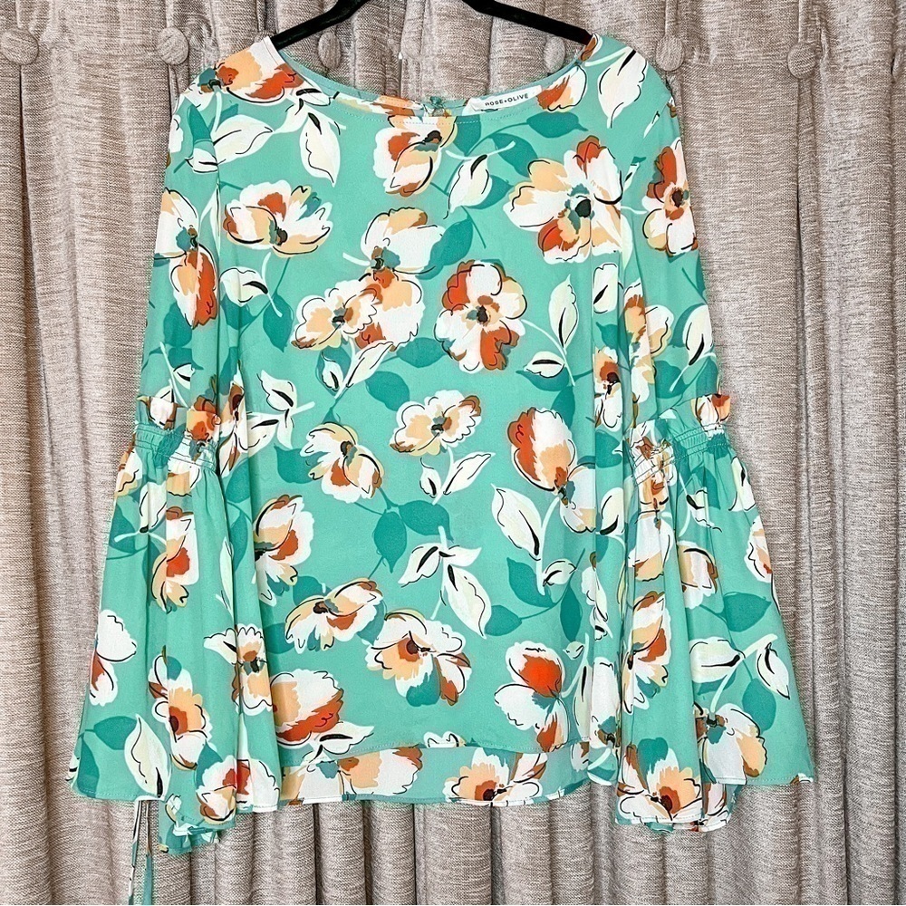 Rose and Olive Kelly Green Floral Print Bell Sleeve Blouse Size Medium